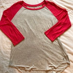 Baseball style quarter sleeve top.